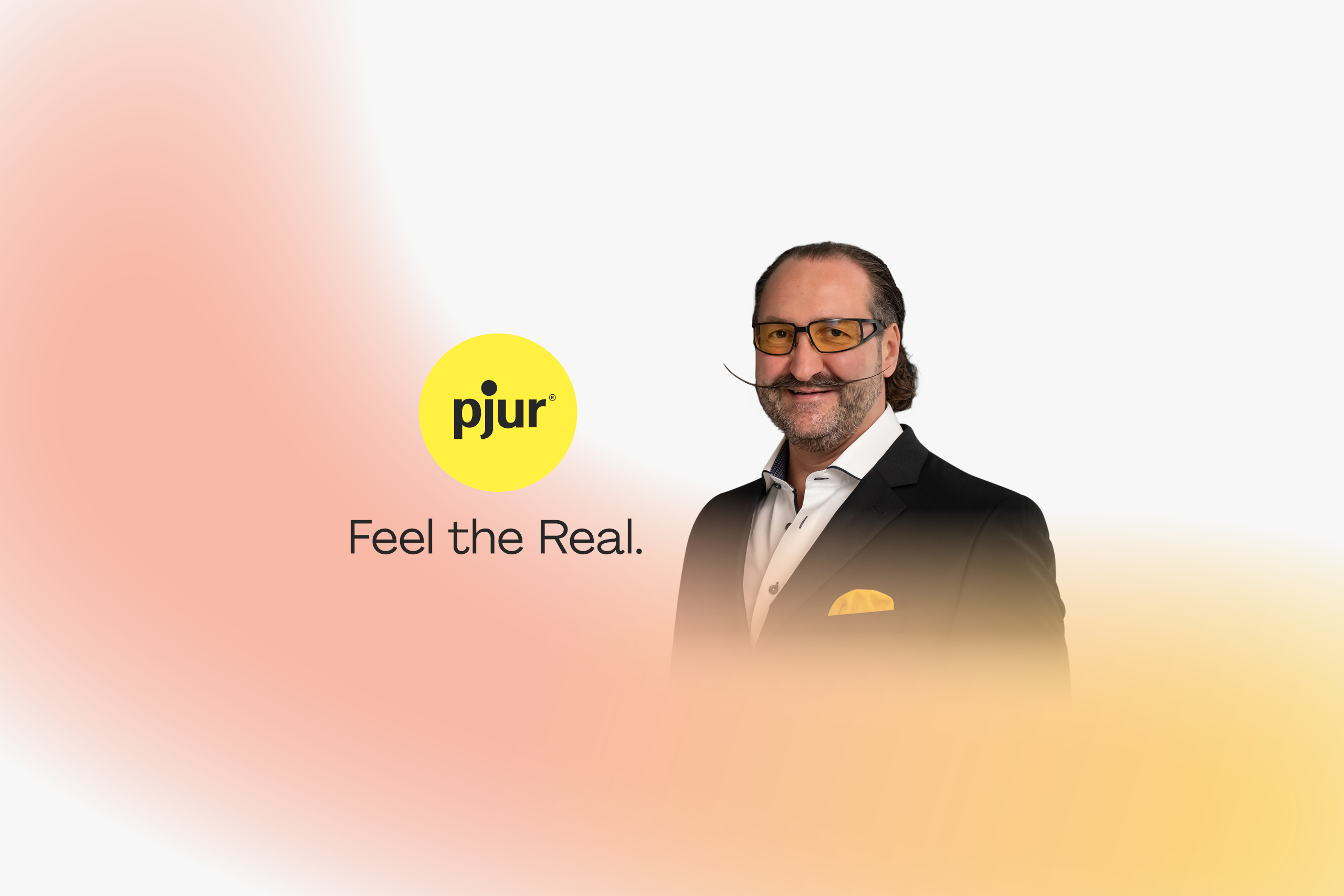 Alexander Giebel, Gründer und CEO von pjur, neben dem gelben pjur-Logo mit dem Slogan „Feel the Real“.